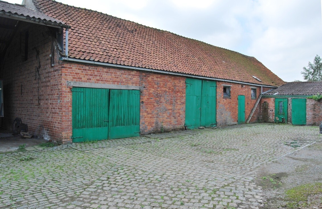 Te renoveren hoeve met stallingen op 9.333m&#178; (+ev. 5ha) te Deinze 