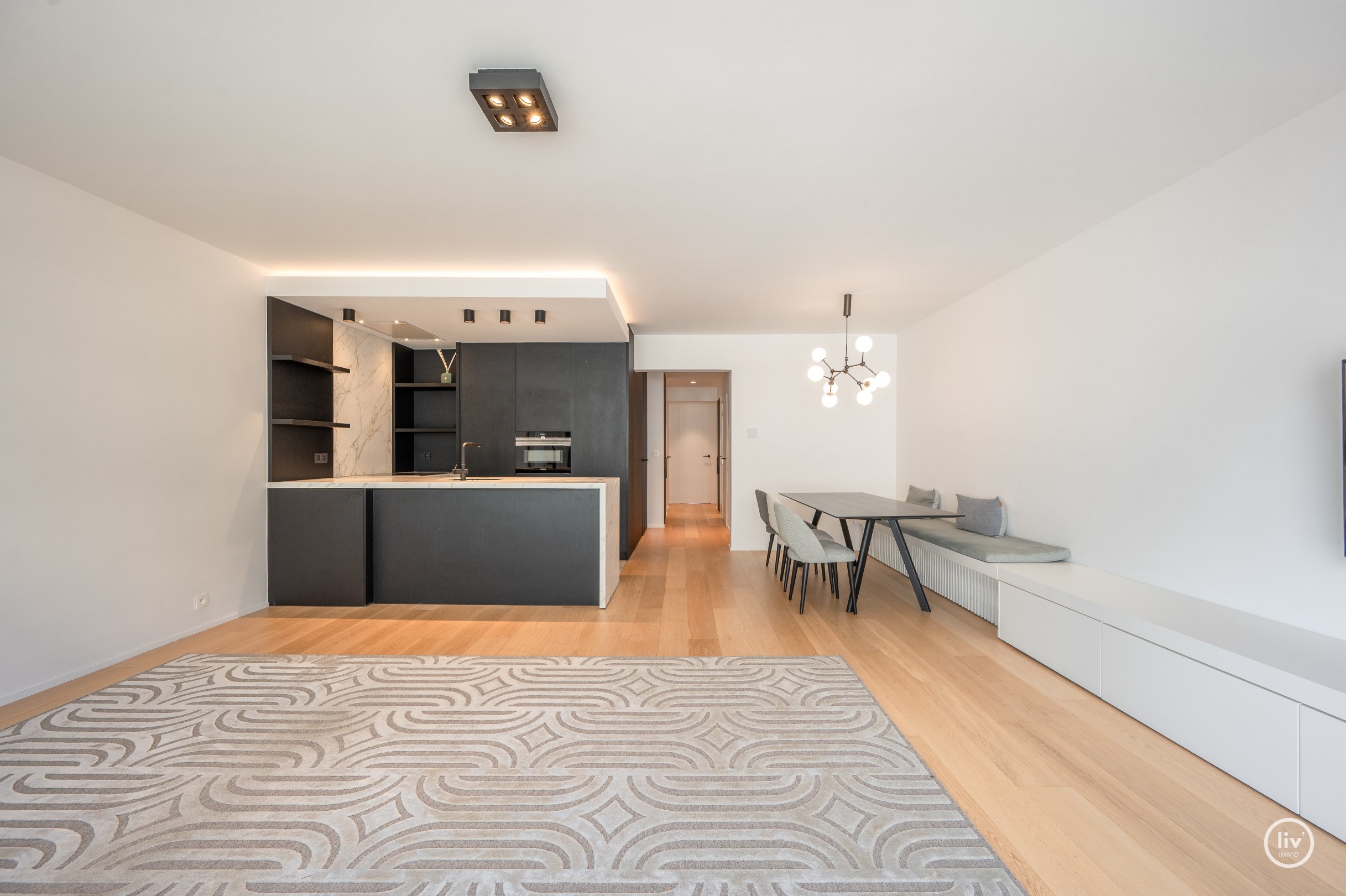 Recent vernieuwd en stijlvol afgewerkt appartement met drie slaapkamers, gelegen op een topligging met zijdelings zeezicht. 