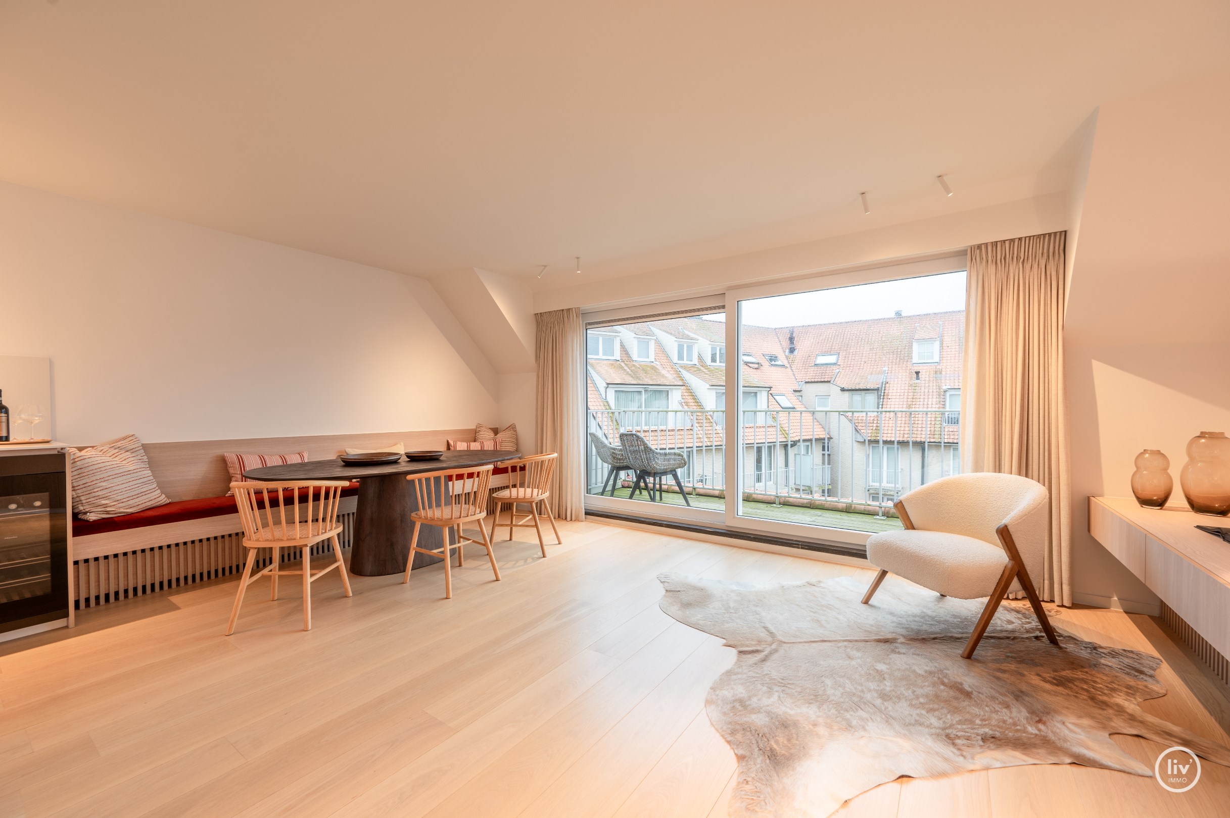 Luxueus gerenoveerd en uitstekend gelegen duplex met prachtige zonneterrassen, gelegen op een steenworp van het strand en het centrum van Knokke Zoute. 