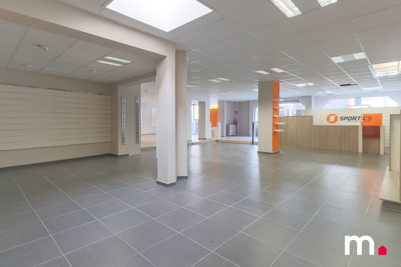 Te huur centraal gelegen polyvalent handelspand te Wevelgem ! 