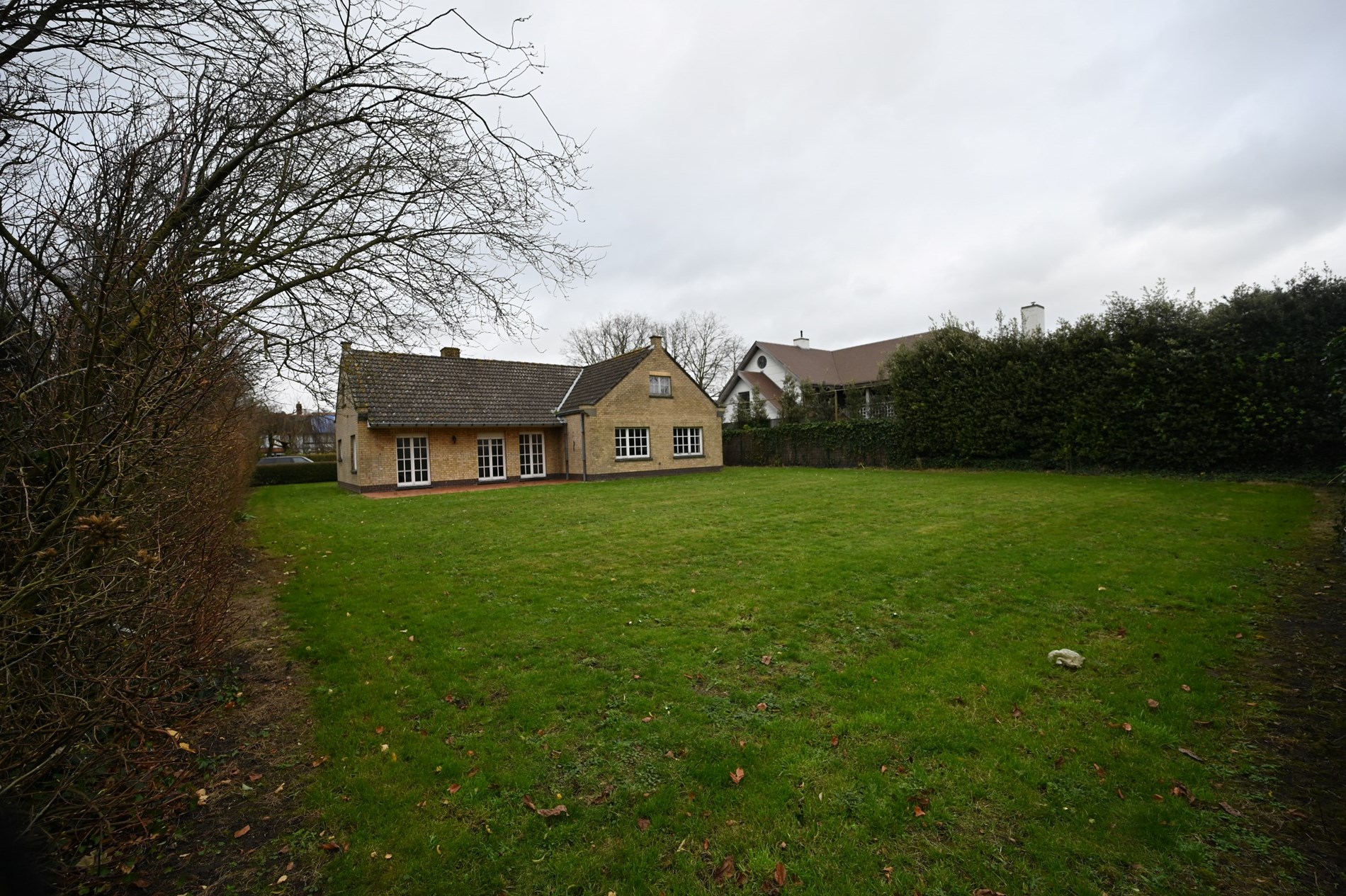 Villa paisiblement situ&#233;e sur un magnifique terrain de 937 m&#178; dans un quartier r&#233;sidentiel proche des routes d&#39;acc&#232;s et &#224; quelques minutes en voiture du centre de Knokke et du Zoute. 