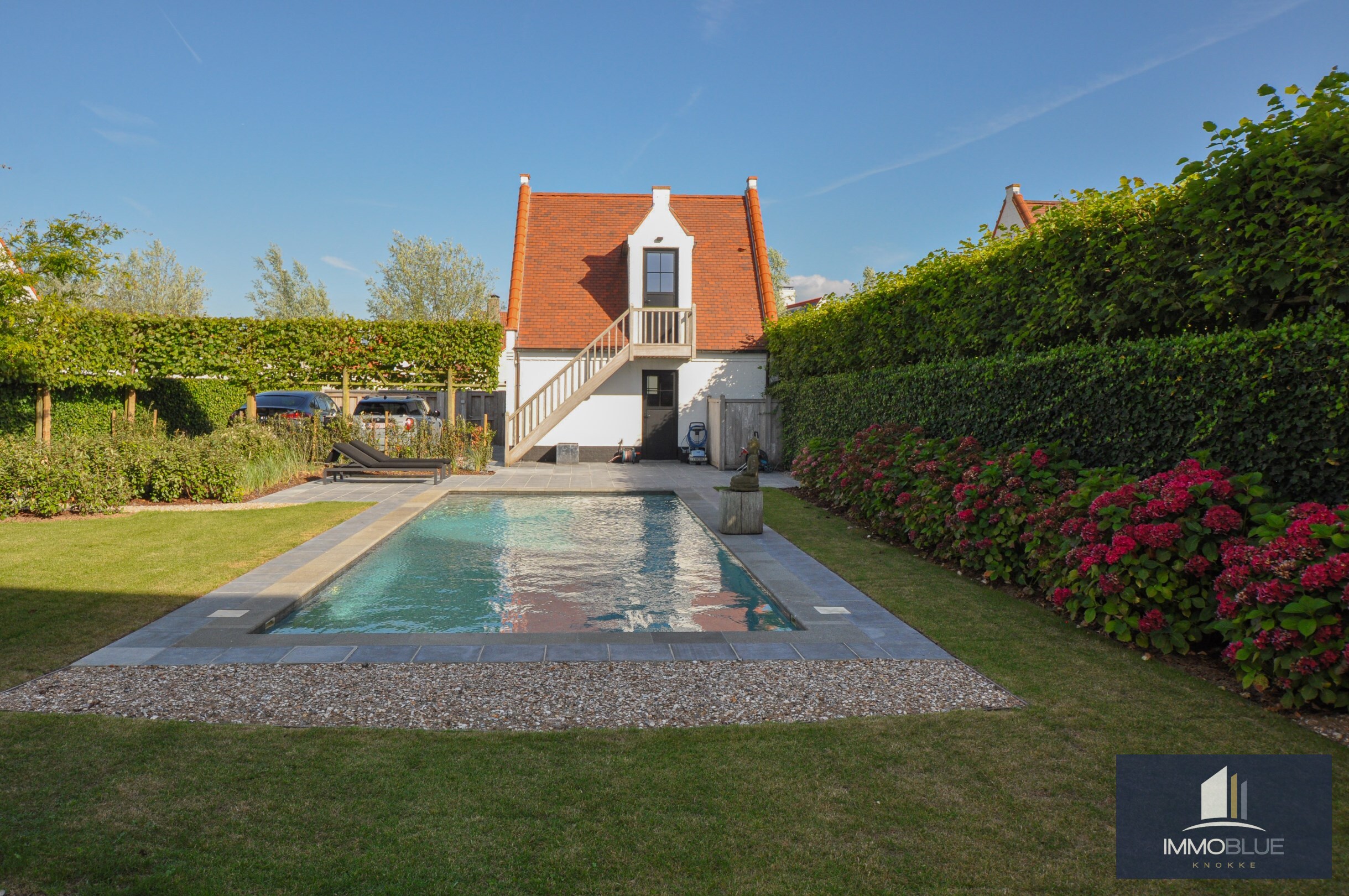 Villa &#233;l&#233;gante, pr&#234;te &#224; emm&#233;nager, avec piscine et une vue imprenable sur les polders. 