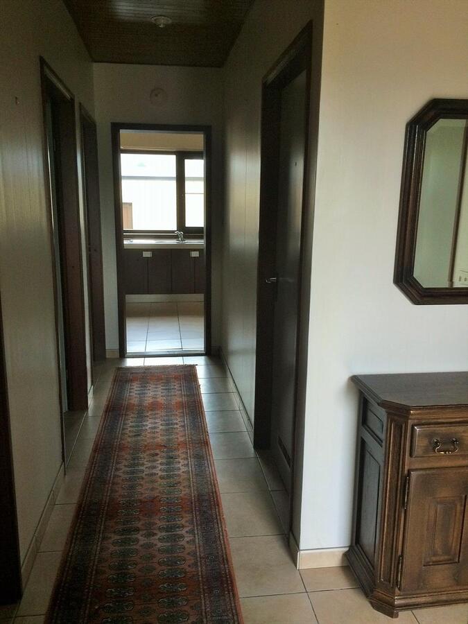 Rustig gelegen gelijkvloerse halfopen woning met 2 slpk&#39;s + dubbele garage 