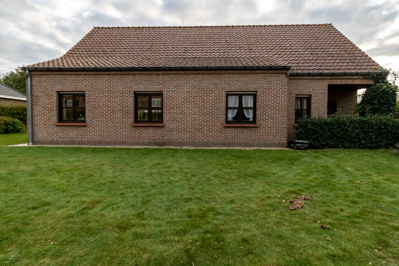 Ruime alleenstaande woning met dubbele garage te Koekelare 