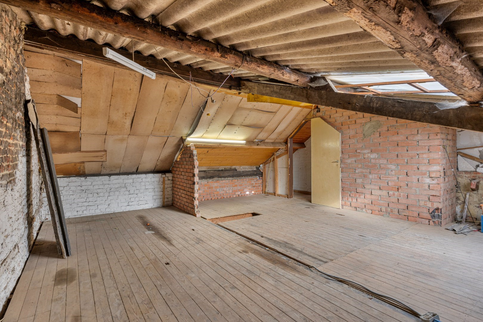 Halfopen hoekwoning met garage en dakterras op toplocatie in Kessel-Lo – renovatieproject met veel potentieel 