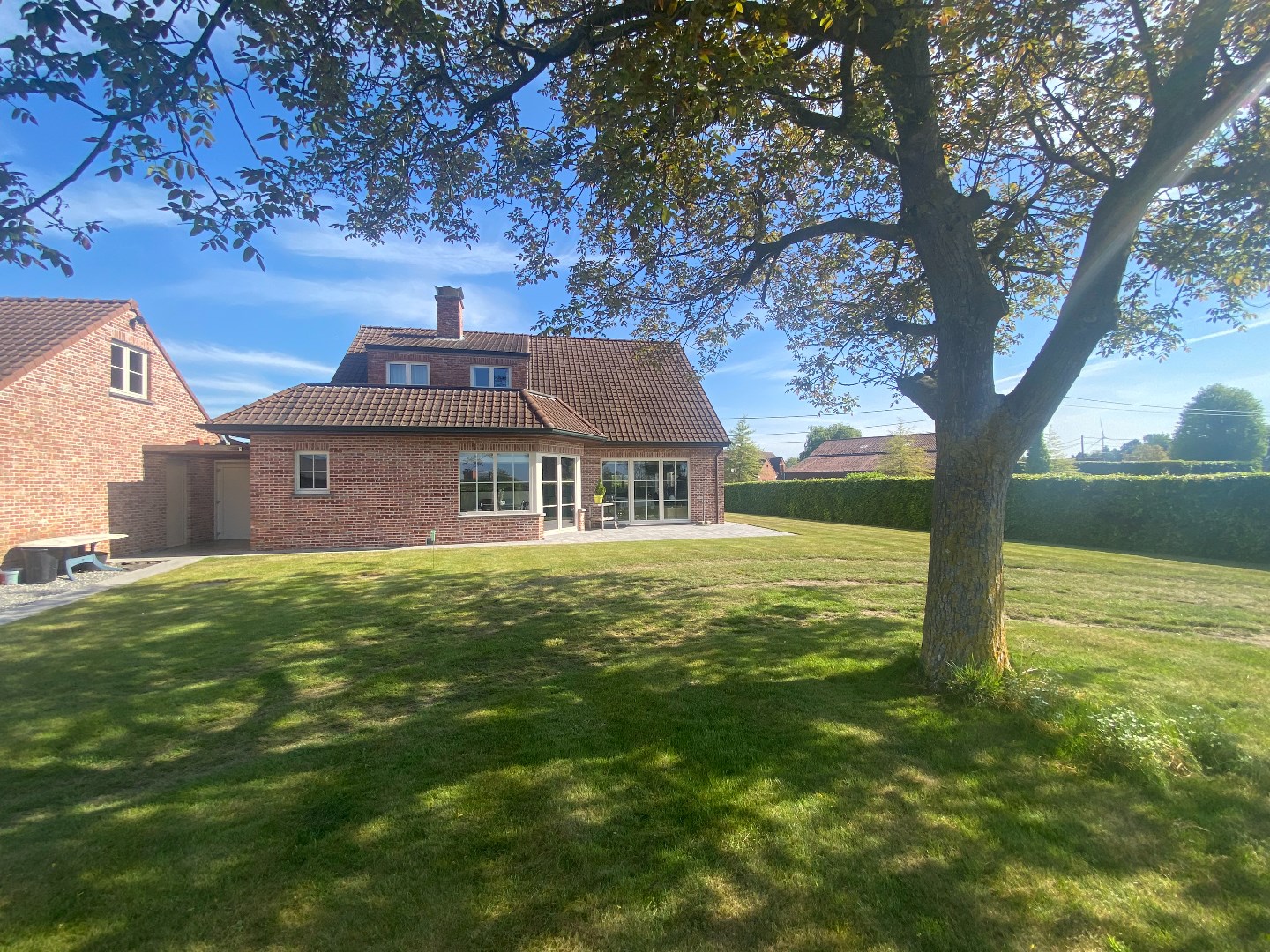 Stijlvolle villa op rustige toplocatie nabij centrum Waregem met opslagruimte. 