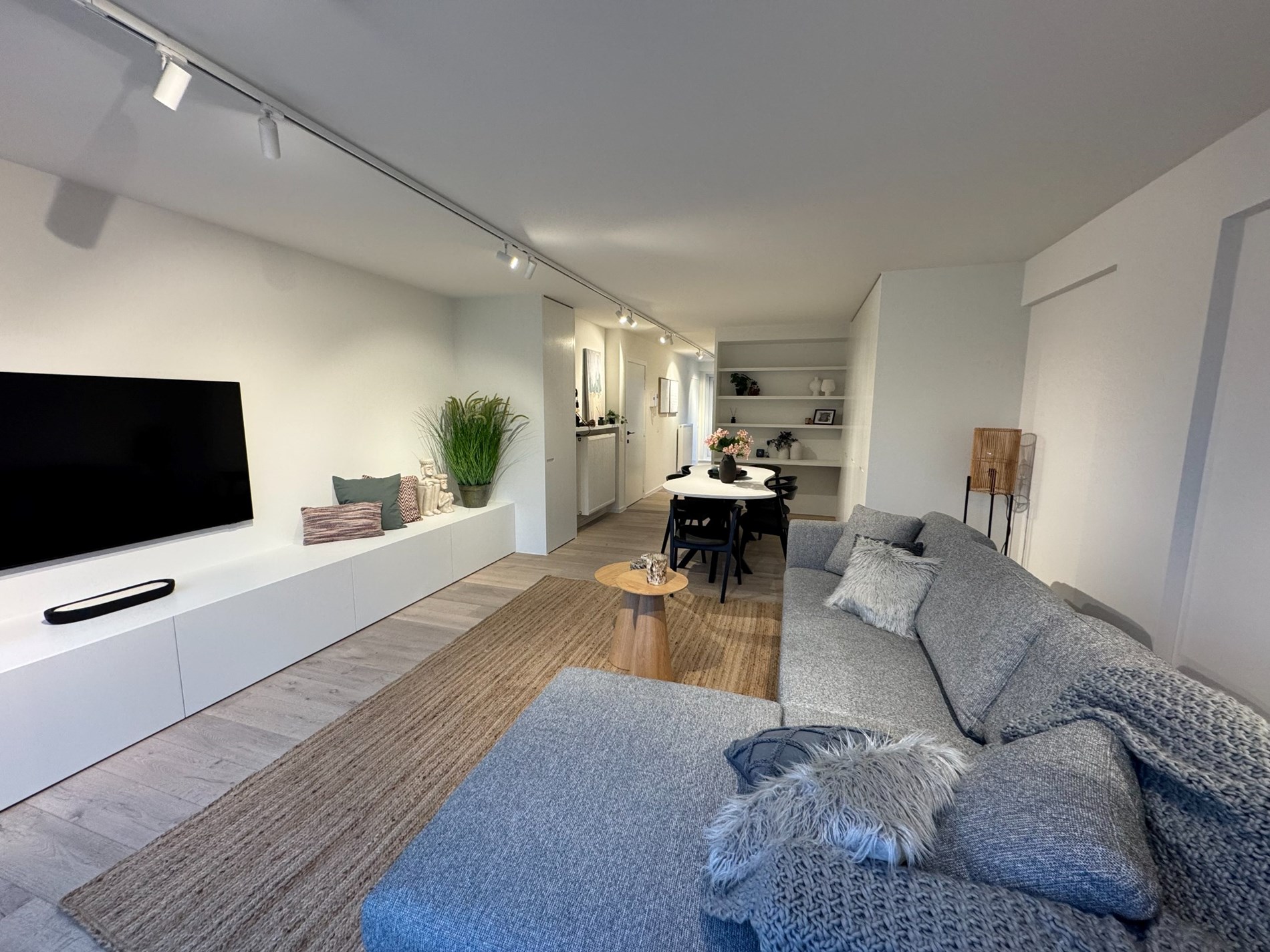 Magnifique penthouse en duplex r&#233;nov&#233; avec de magnifiques terrasses &#224; proximit&#233; de l&#39;avenue Lippens et de la plage de Knokke. 