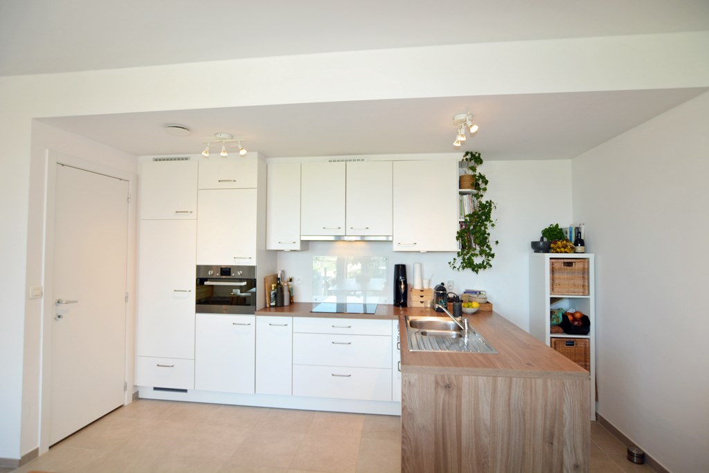 Modern energiezuinig appartement met 2 slpks, terras, autostaanplaats en kelderberging. 