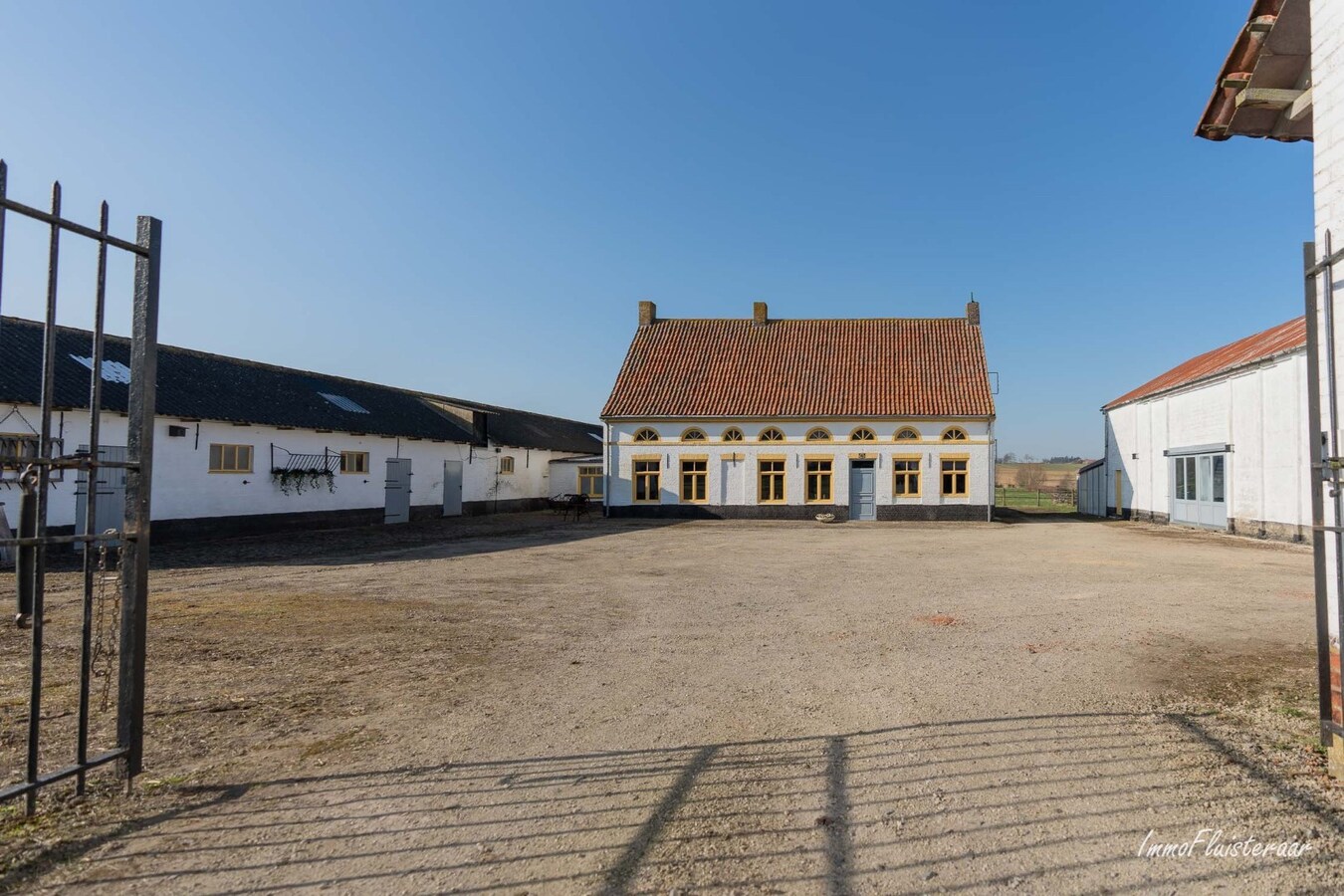 Idyllische en multifunctionele eigendom met stalling, bijgebouwen en renbaan op ca. 7ha 