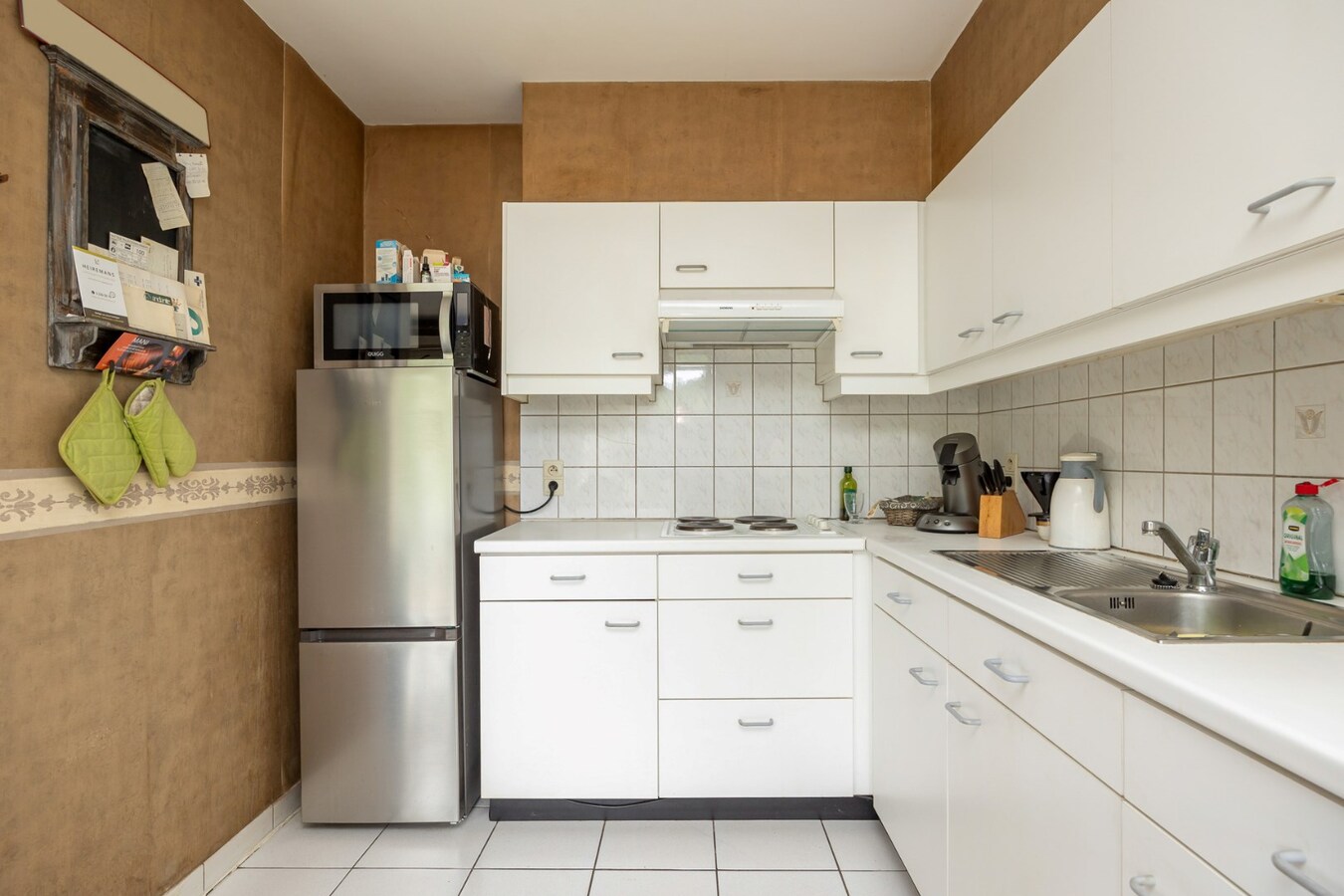 Opbrengsteigendom met 5 appartementen en 3 garages 