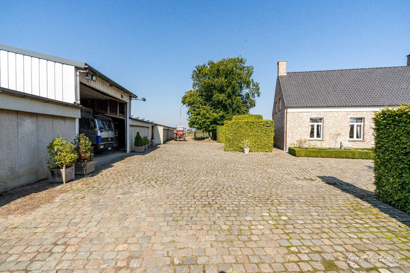 Hoogwaardig afgewerkte villa met stalgebouw en aanpalende weides op ca. 1,7 ha  te Herenthout 