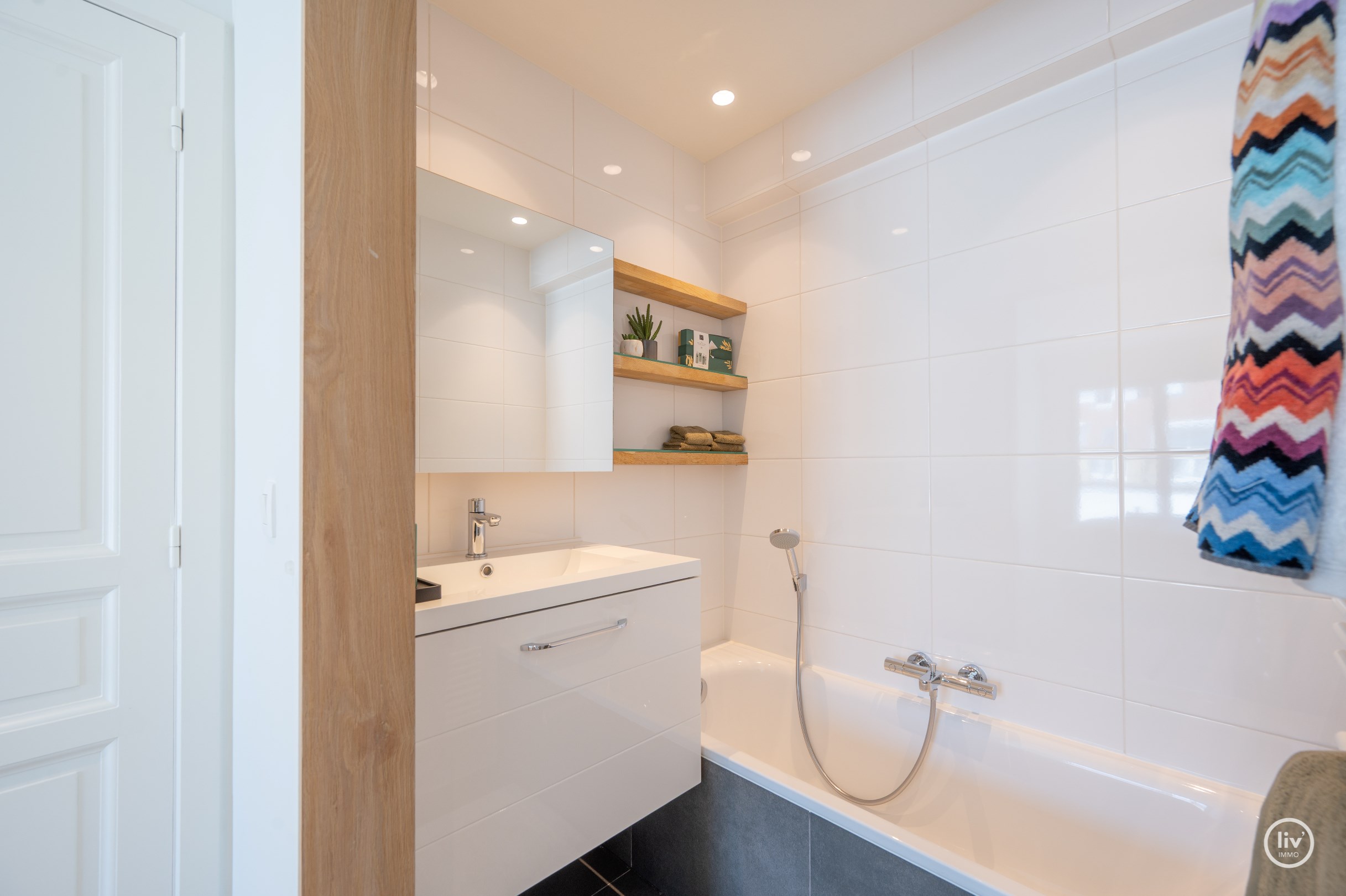 Prachtig instapklaar duplex-appartement met zonnige terrassen genietend van een open zicht en tevens zeezicht (Mogelijkheid tot aankoop van een inpandige garagebox). 