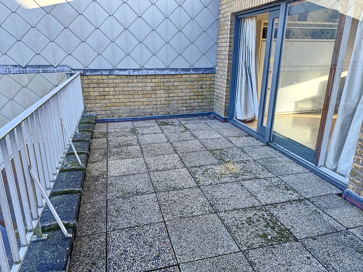 Te renoveren dakappartement met zonneterras 