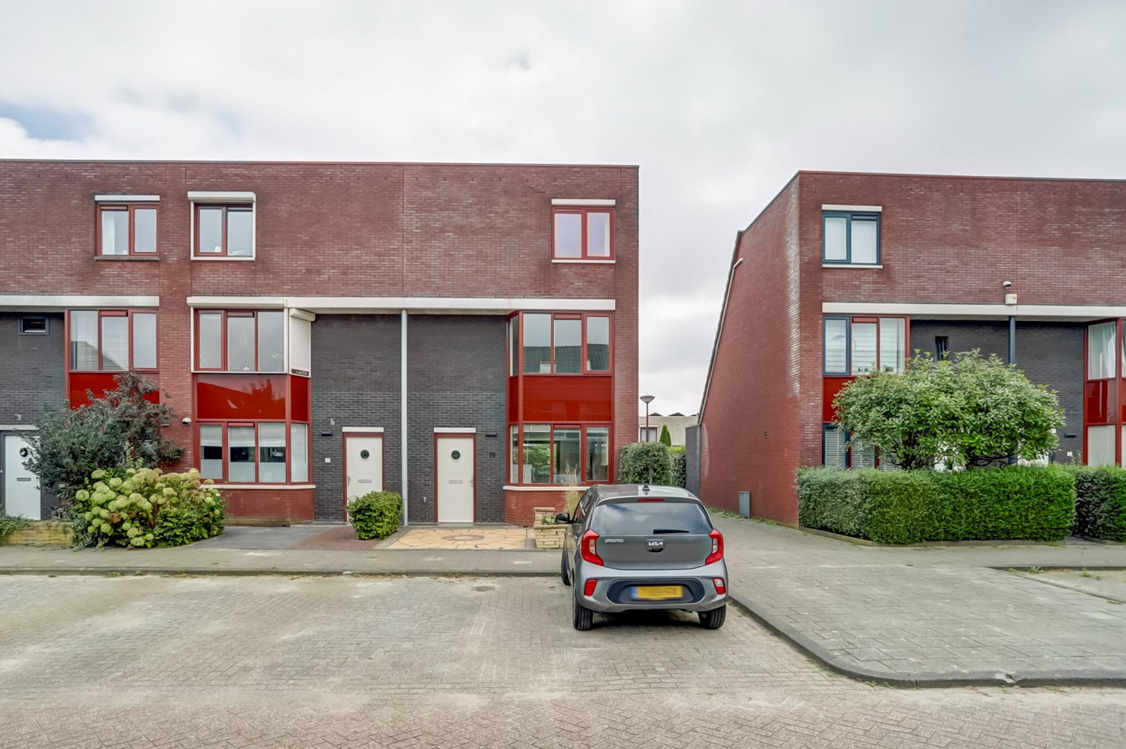 Kopers opgelet! Zonder te klussen te betrekken! Goed onderhouden 4-kamer hoekwoning met 3 ruime slaapkamers, moderne badkamer, ruime tuin op het zuidoosten, 10 zonnepanelen en gelegen op eigen grond! 