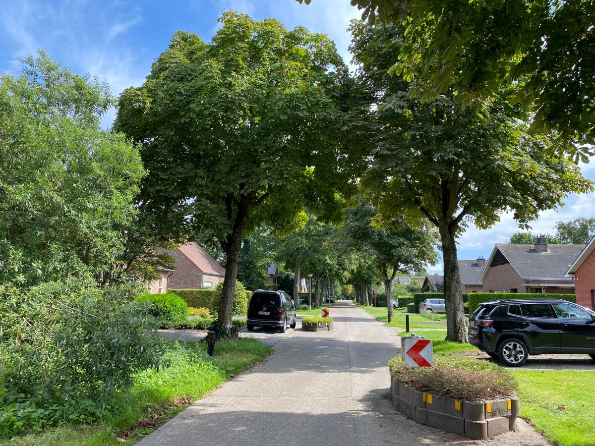 Bouwgrond van 898 m&#178; in Bloemenwijk te Zoersel. 