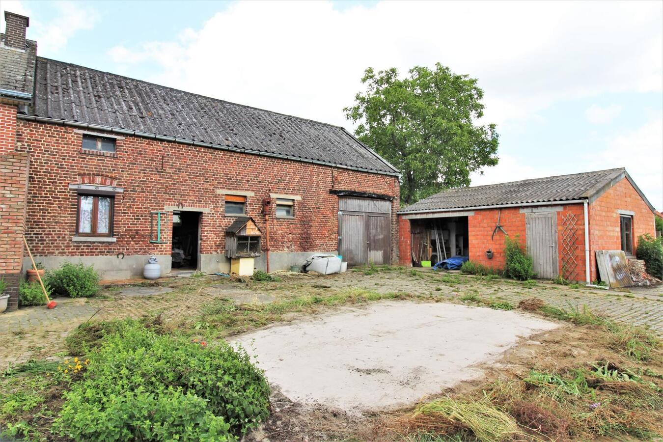 Te renoveren hoeve met bijgebouwen en een weiland op ca. 1.3ha te Kortenaken/Waanrode (Vlaams-Brabant) 