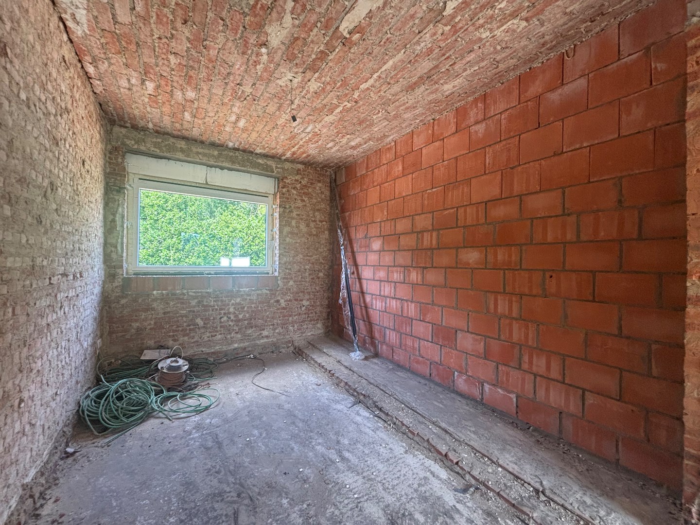Ruime cascowoning met 4 slpk. op zuidgericht perceel van 9a 35ca in Mol 