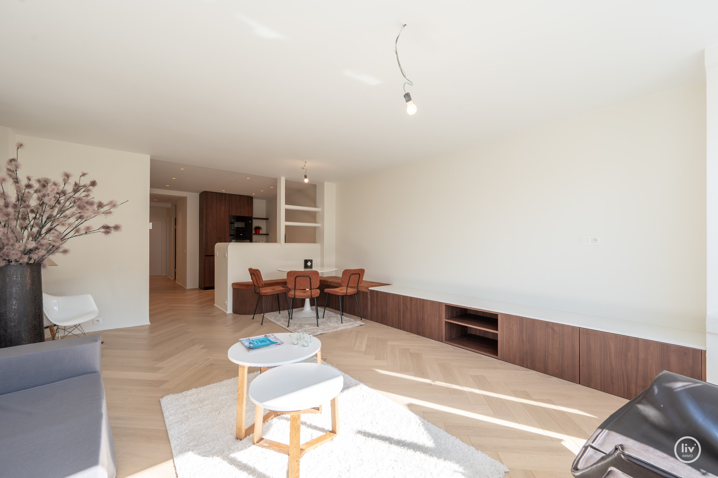 Gerenoveerd, lichtrijk appartement met 3 slaapkamers voorzien van alle luxe, gelegen op de Lippenslaan te Knokke. 