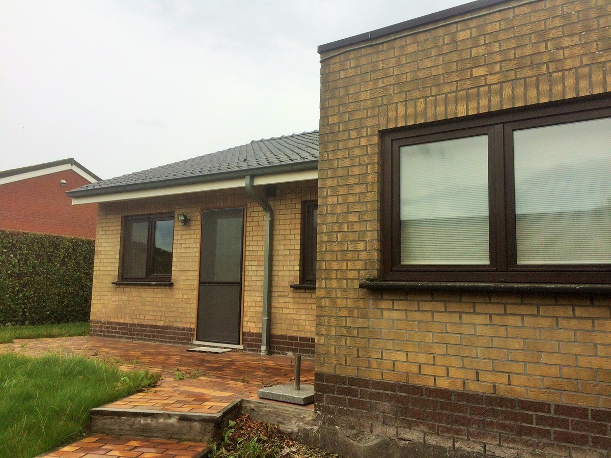 Rustig gelegen gelijkvloerse halfopen woning met 2 slpk&#39;s + dubbele garage 