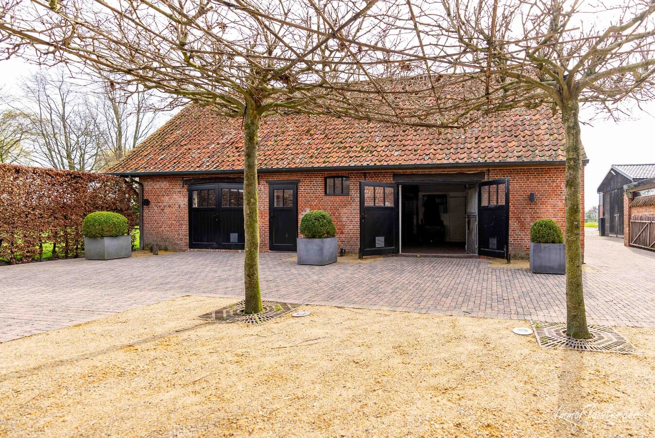 Exclusief landhuis met paardenfaciliteit op ca. 2,6 ha in Wuustwezel, (met mogelijkheid tot aankoop van ca. 6 ha aangrenzend weiland) 