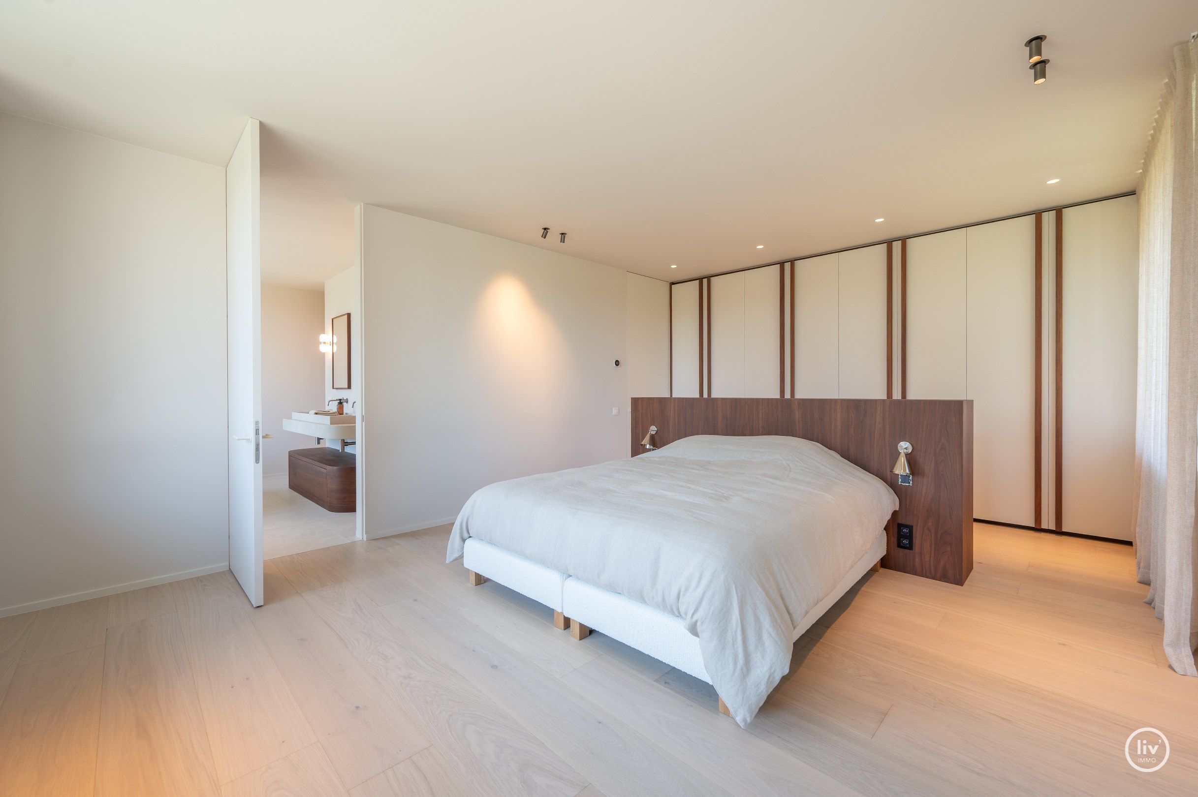 Journ&#233;e portes ouvertes samedi 4/07 de 14h &#224; 16h. Villa neuve exclusive avec piscine et jardin orient&#233; sud sur un grand terrain de 1.071m2. 