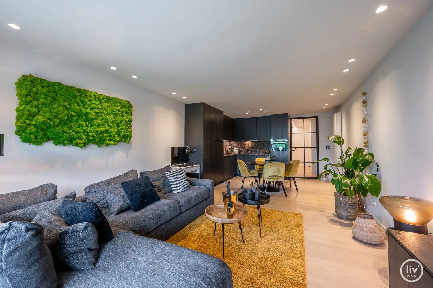 Centraal gelegen gelijkvloers-appartement met ruime terrassen nabij het Albertplein met mogelijkheid tot aankoop van een inpandige garage. 