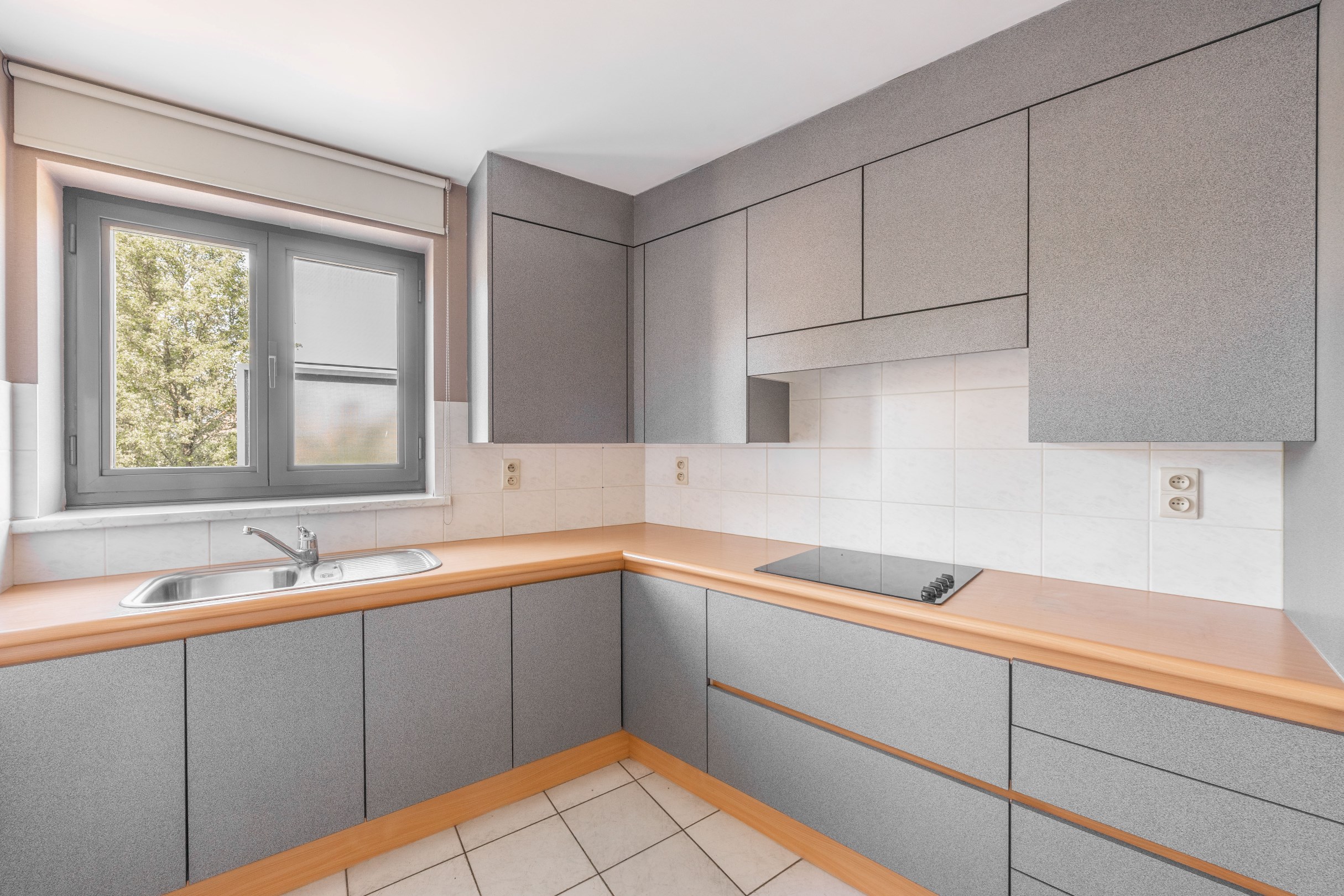 INVESTERINGSEIGENDOM MET 4 APPARTEMENTEN EN 4 GARAGES 