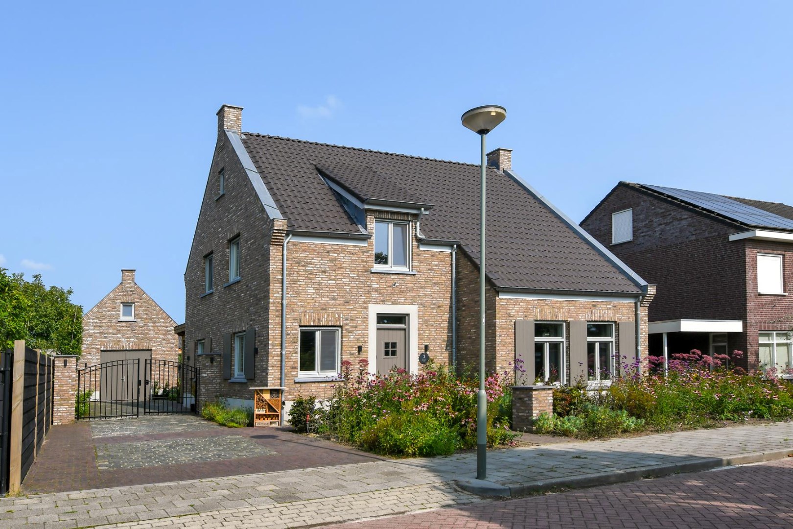 Hier komen uw woonwensen tot leven. Deze sfeervolle vrijstaande woning gebouwd in 2021 biedt u alles wat u zoekt voor comfortabel en modern wonen. 