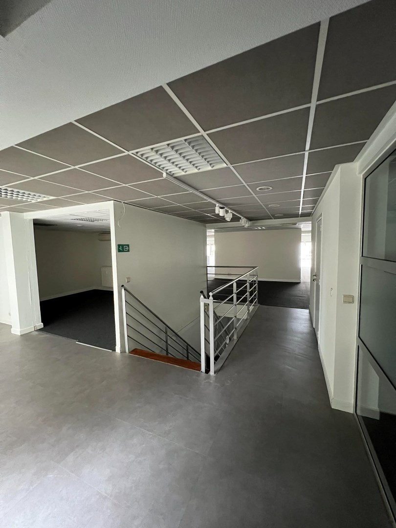 Ruim handelspand (+/- 400m&#178;) te huur gelegen op TOPLOCATIE in Geel! 