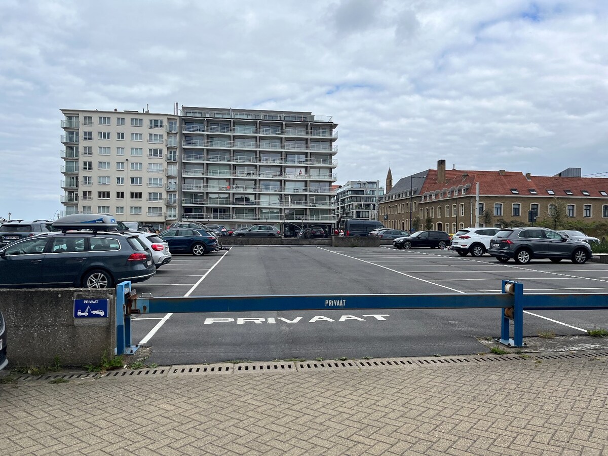 Goed gelegen priv&#233; parking 