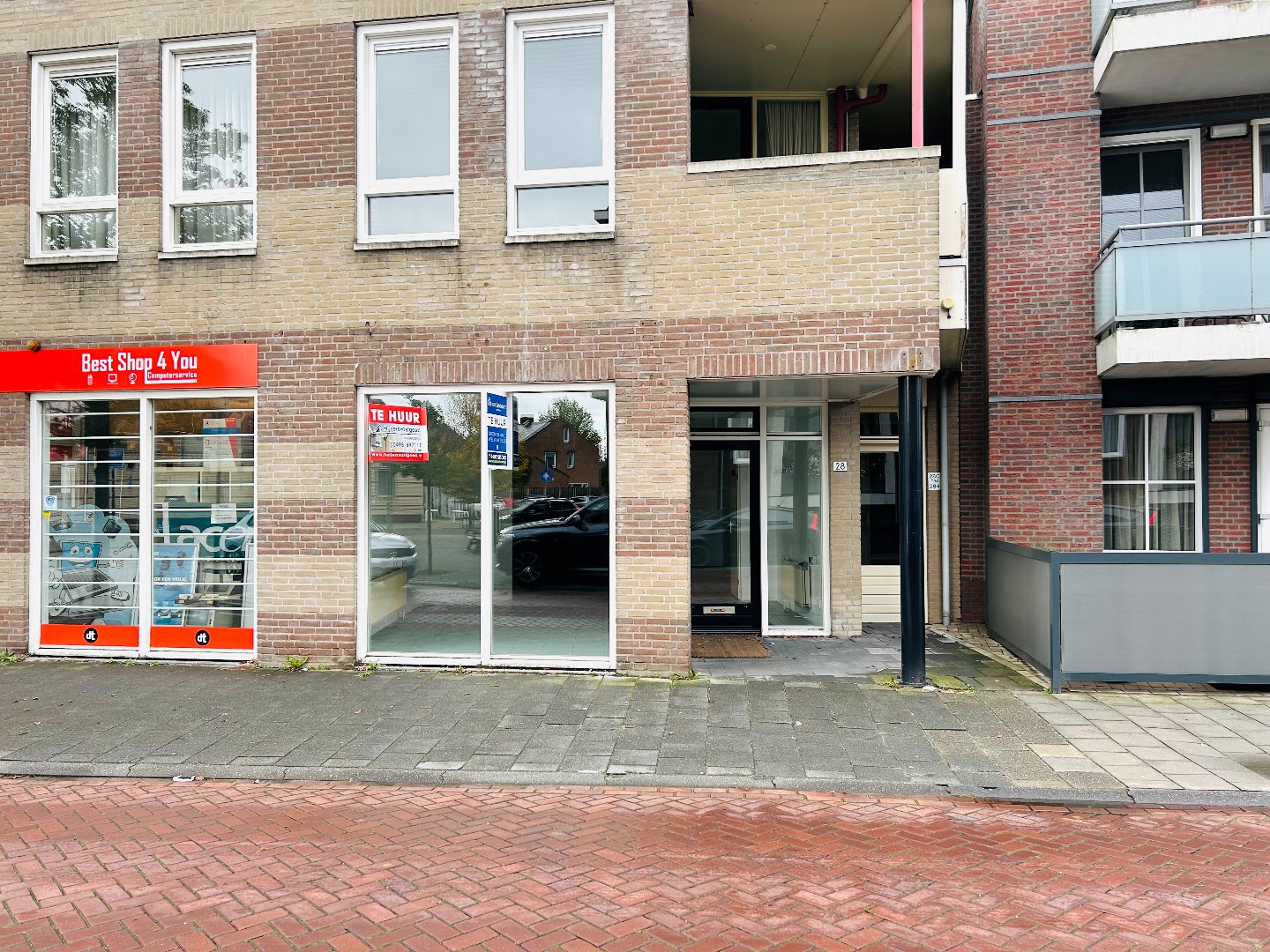 Winkel- / praktijk- / kantoorruimte aan drukke weg in het centrum. Volop gratis parkeerplaatsen in de directe omgeving. 