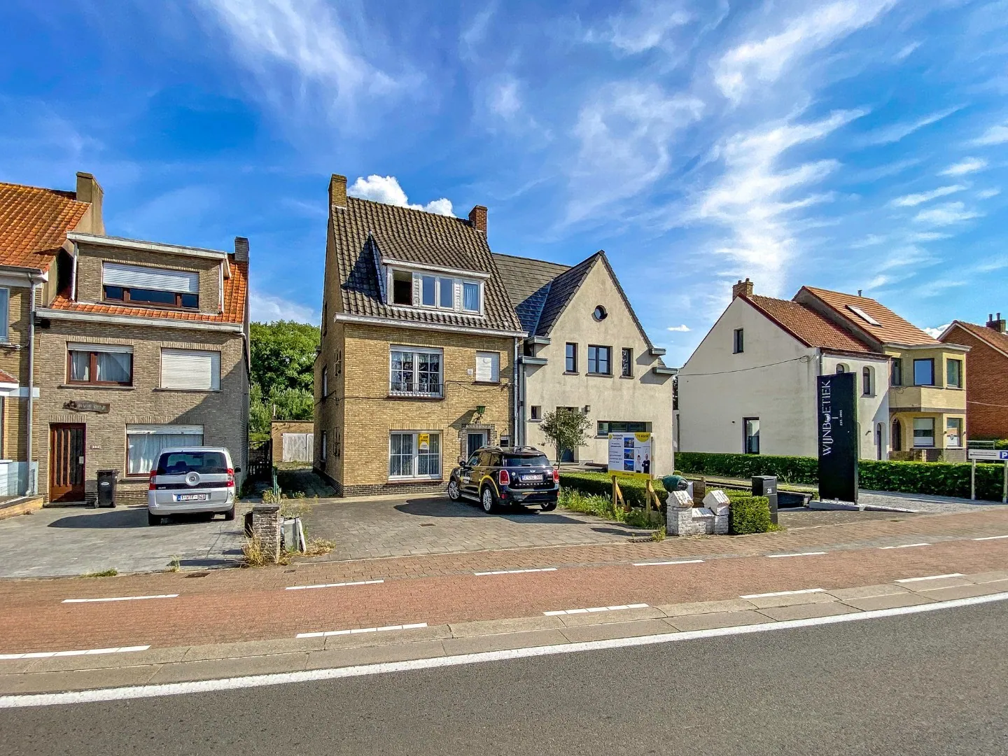 Te renoveren opbrengsteigendom op 896 m² te Koksijde. 