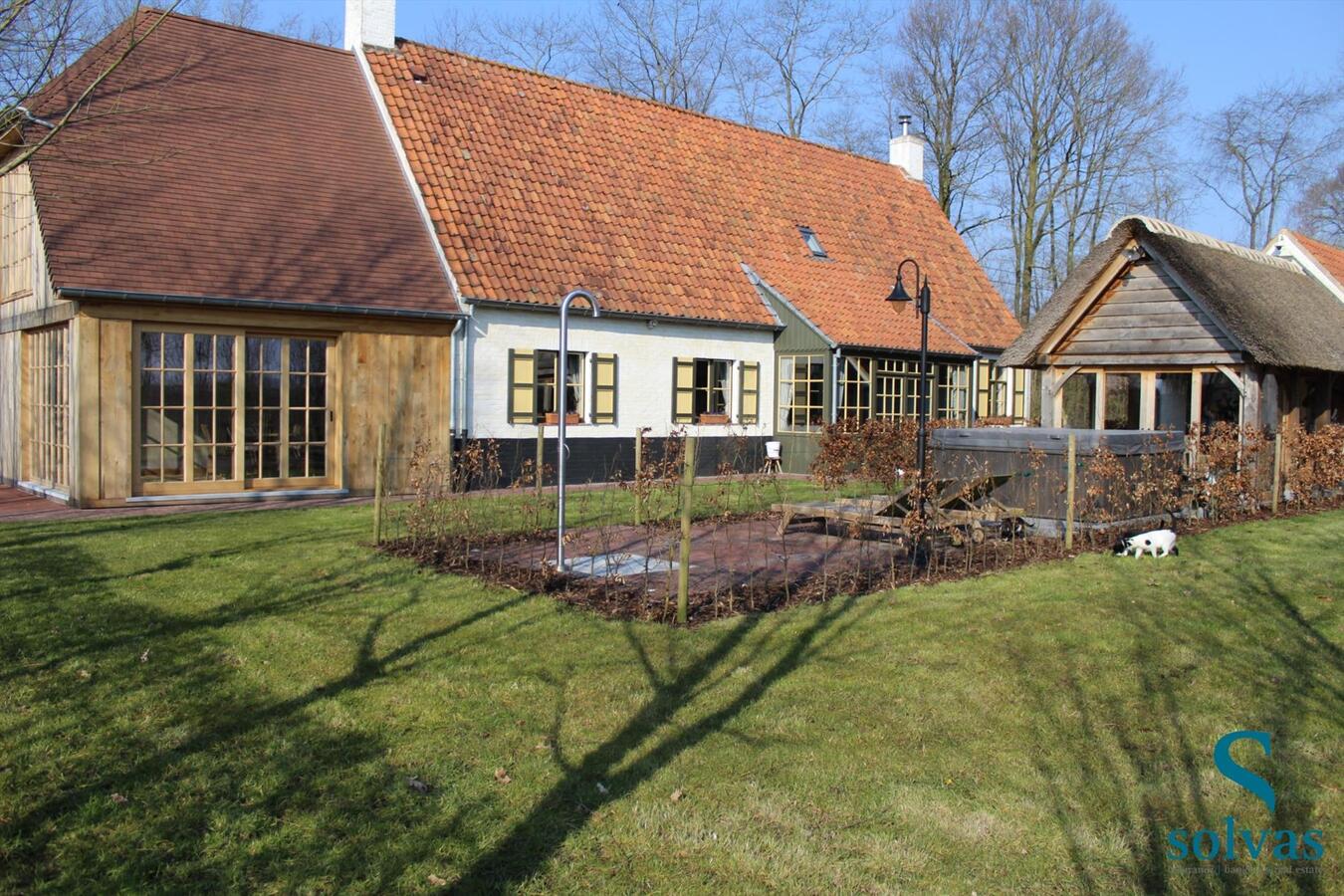 Te huur: exclusieve hoeve op 13.000m&#178; te Oostkamp! 