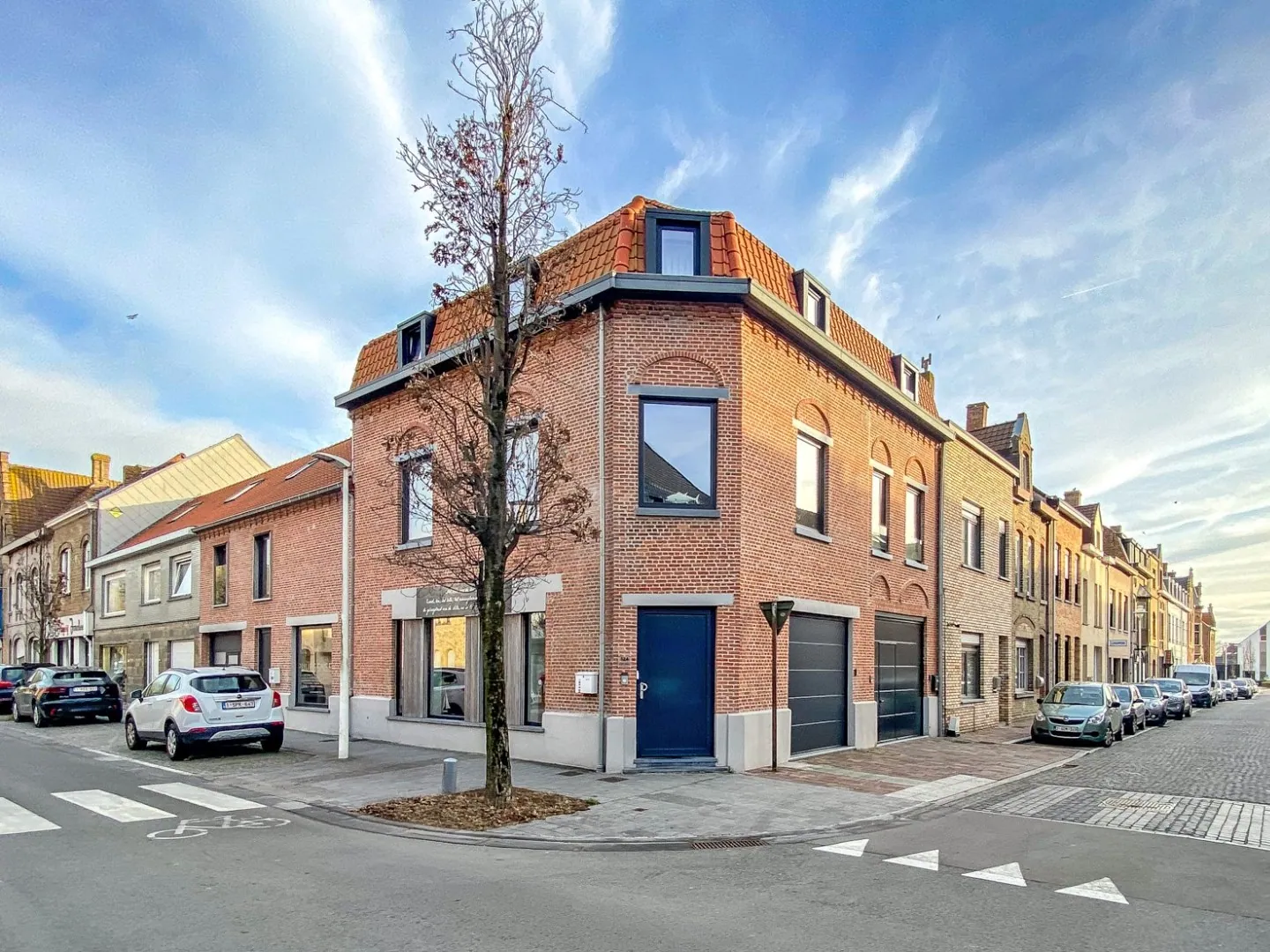 Gerenoveerde hoekwoning (2018) te Nieuwpoort-Stad met 4 slaapkamers. 