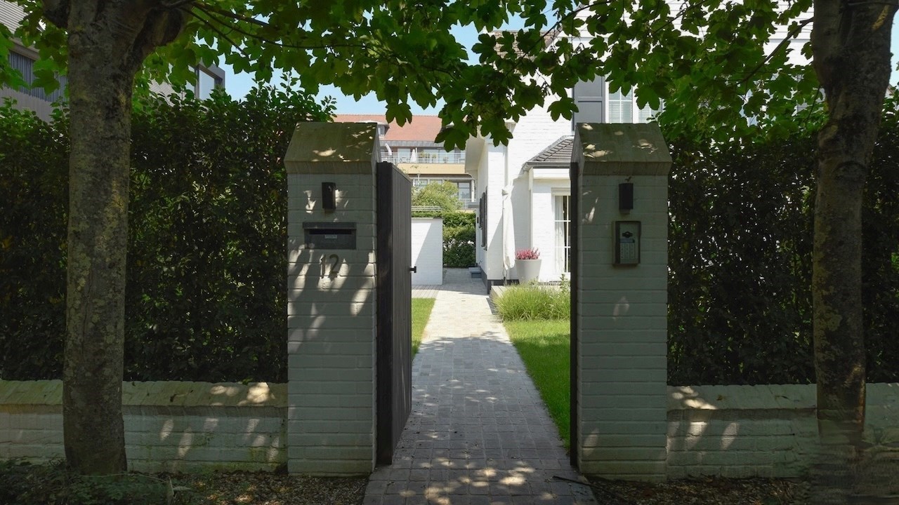 Gezellige villa in een paadje op een zeer centrale ligging, net naast het commerci&#235;le centrum van Knokke en op wandelafstand van de zee. 