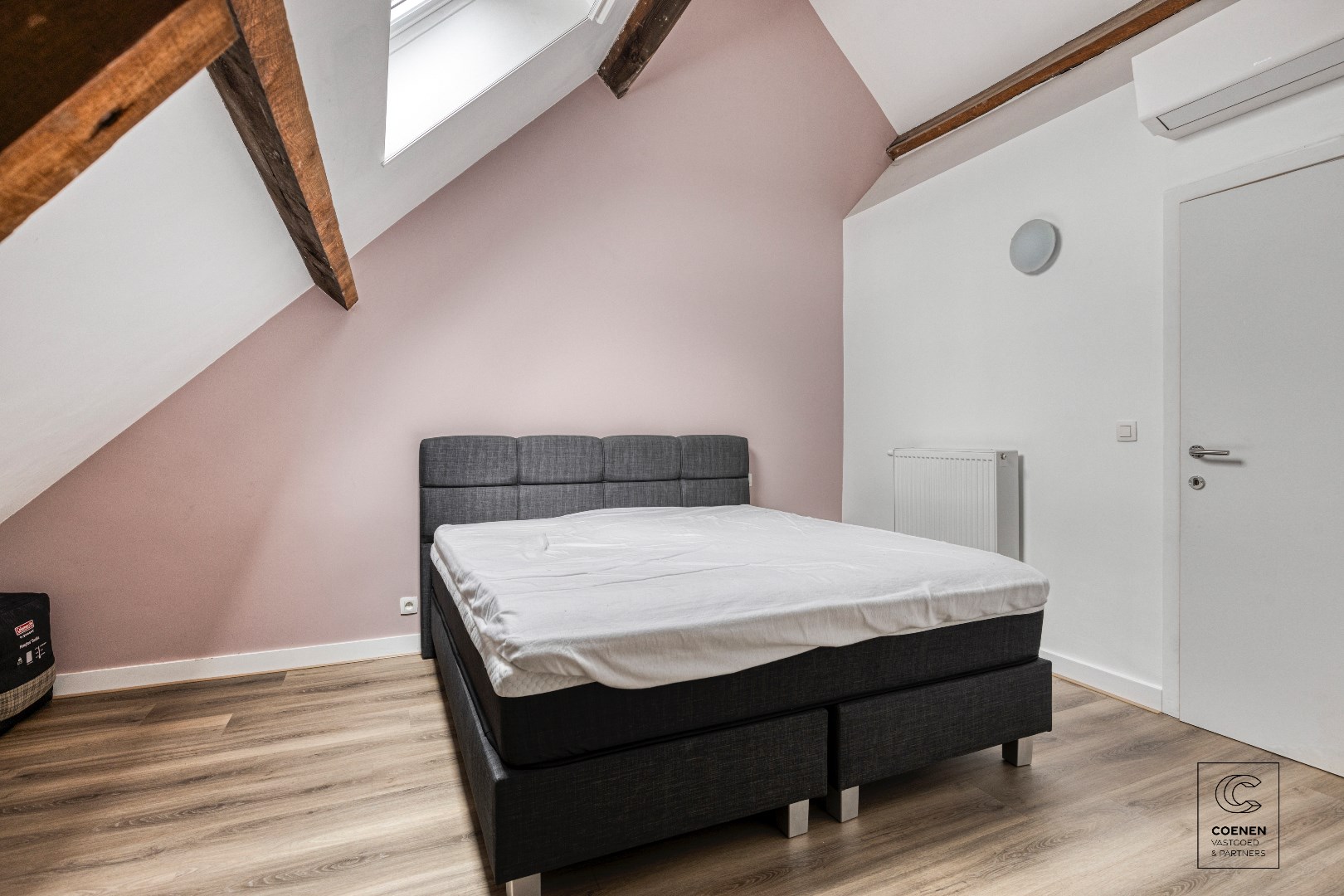 Prachtige woning van 200 m&#178; met vier slaapkamers op een uitstekende locatie te Schoten! 