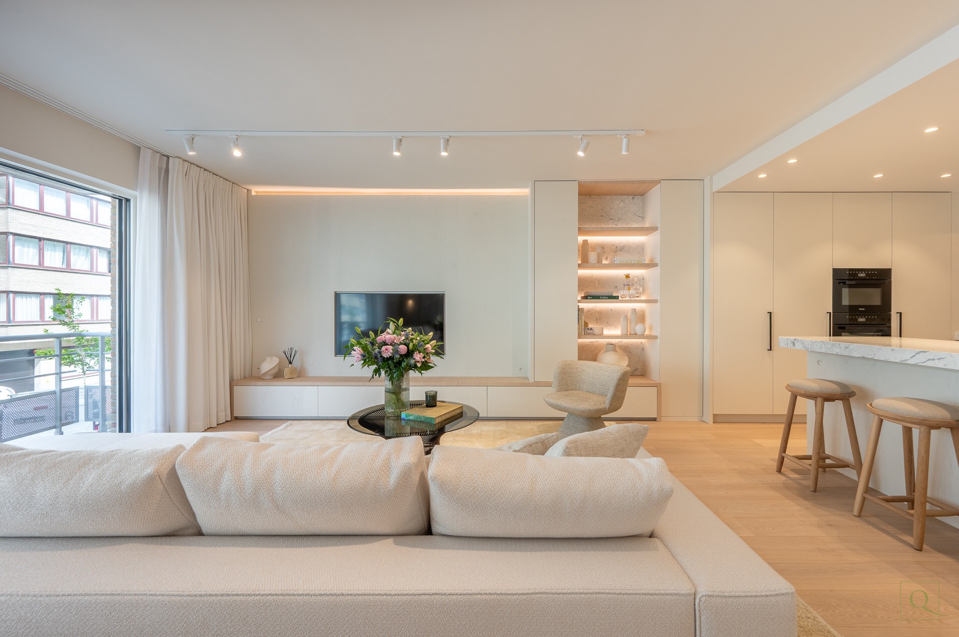 Appartement de luxe &#233;l&#233;gamment r&#233;nov&#233; avec deux terrasses ensoleill&#233;es &#224; proximit&#233; de la plage et des commerces. 