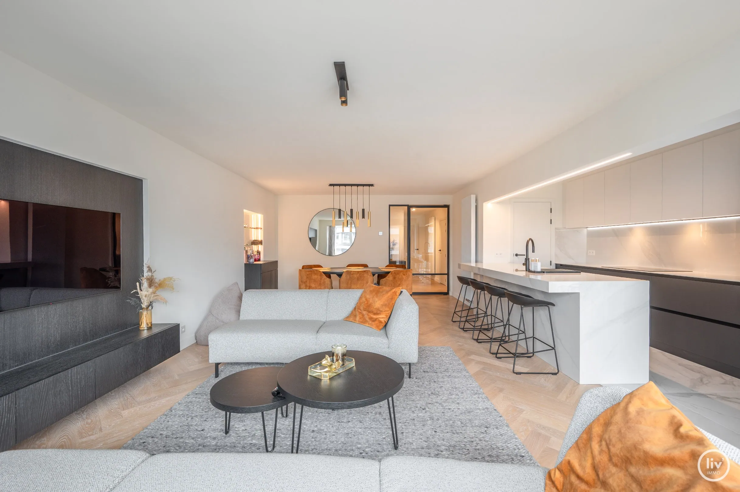 Appartement de 3 chambres superbement rénové avec une belle largeur situé sur la Lippenslaan à Knokke.