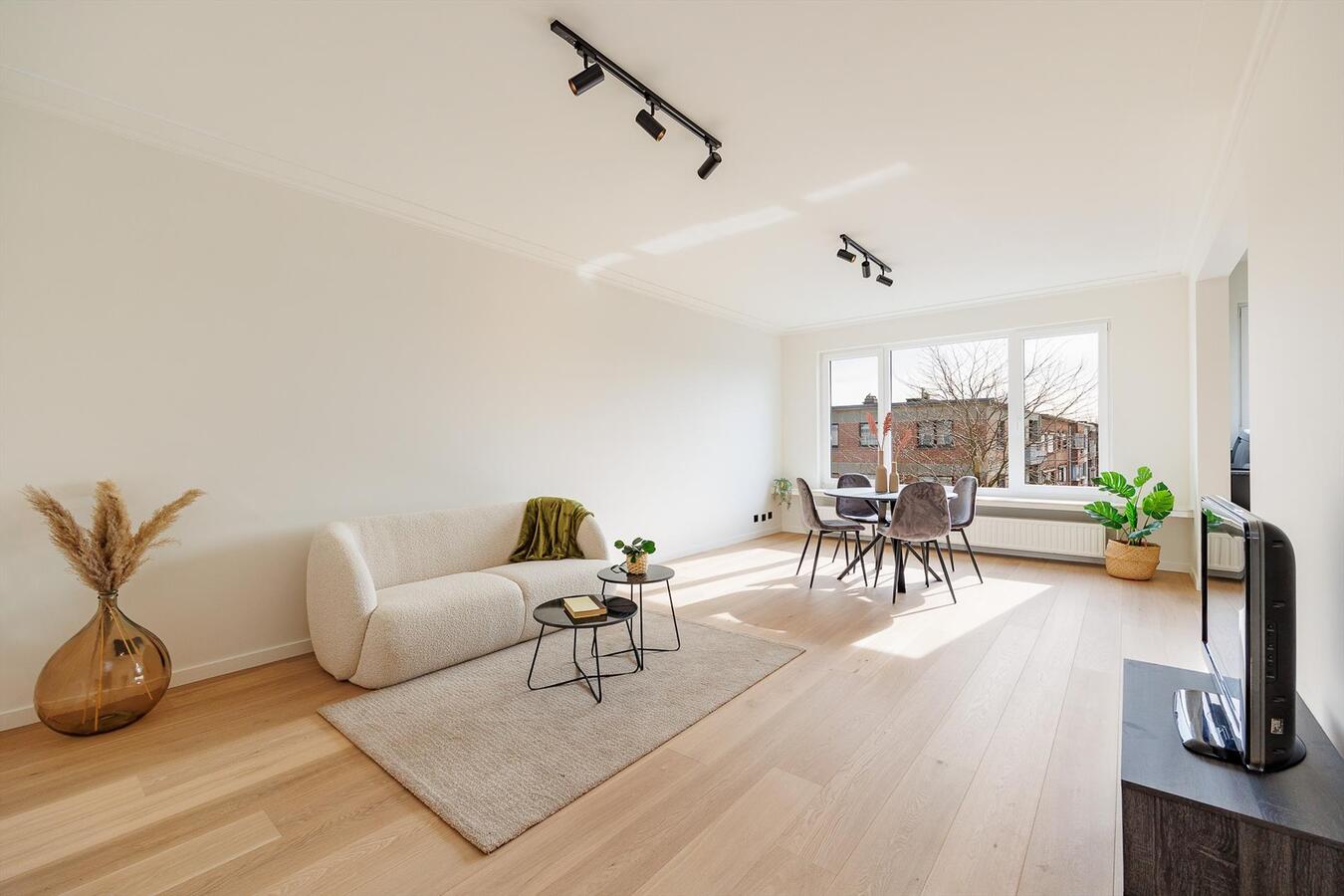 Kwalitatief gerenoveerd appartement met terras! 