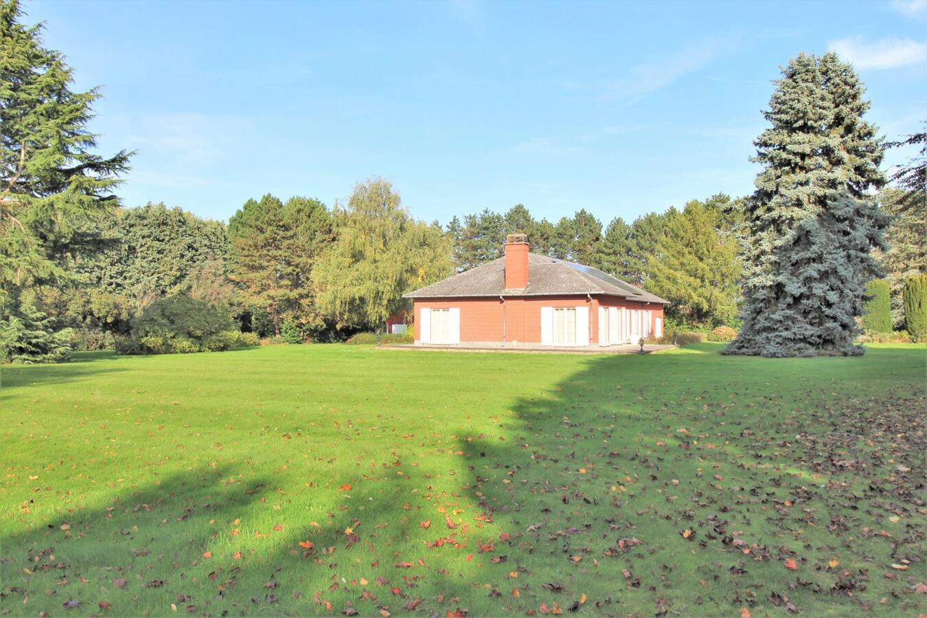 Prachtige en uitzonderlijk rustig gelegen villa met bijgebouw, weiland en bos op ca. 3.1ha te Lubbeek (Vlaams-Brabant) 