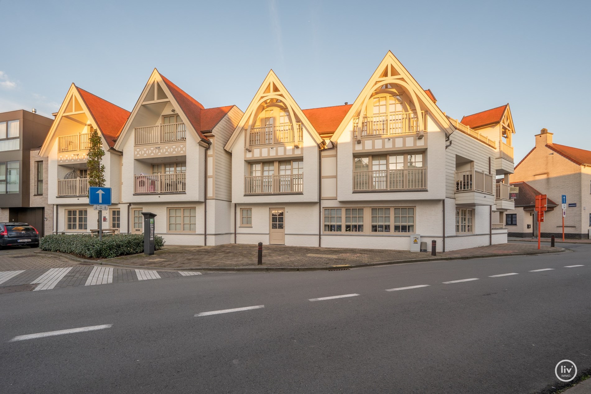 Verzorgd, hedendaags appartement met mooi zuidgericht hoekterras, gelegen in Oud Knokke op wandelafstand van de Groentemarkt te Knokke . 