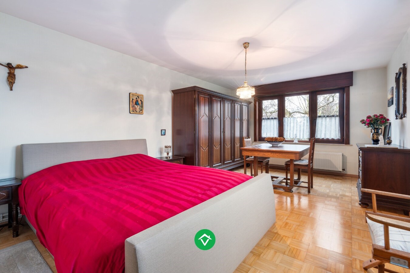 Alleenstaande woning met 4 slaapkamers te koop in centrum Koekelare 