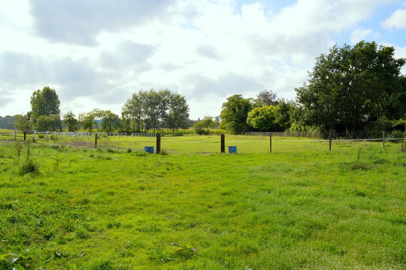 Manege met binnenpiste en 38 boxen op ca. 1,33ha te Destelbergen 