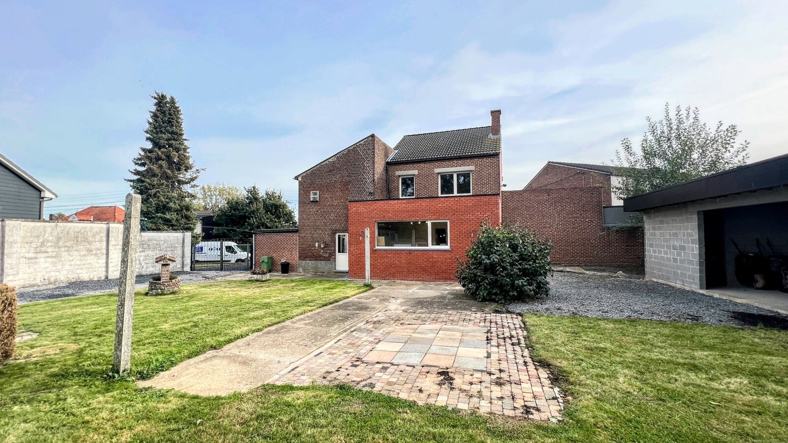 Deels gerenoveerde woning met zonnepanelen op perceel van 3168 m&#178; 