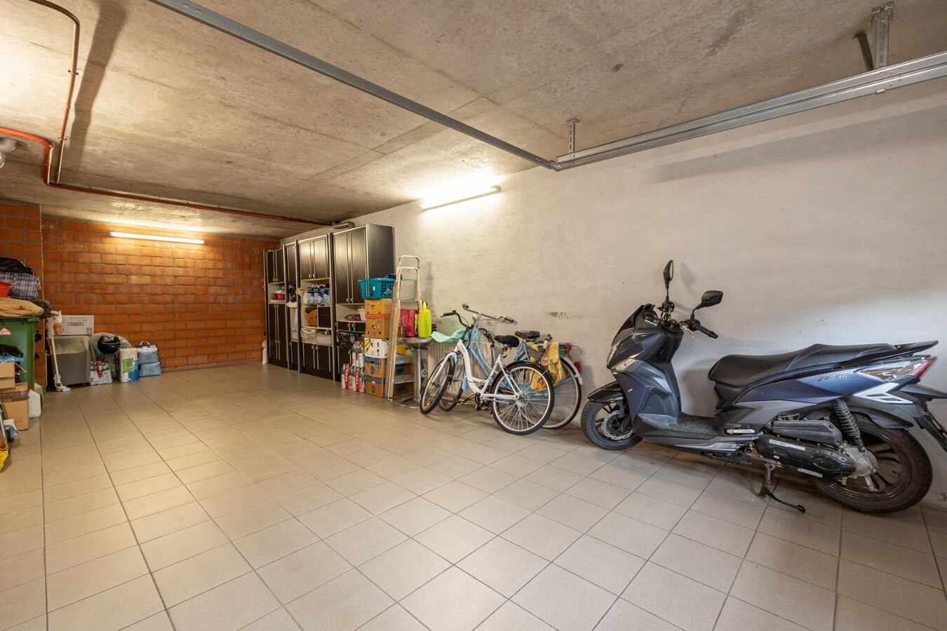 Opbrengsteigendom met 5 appartementen en 3 garages 