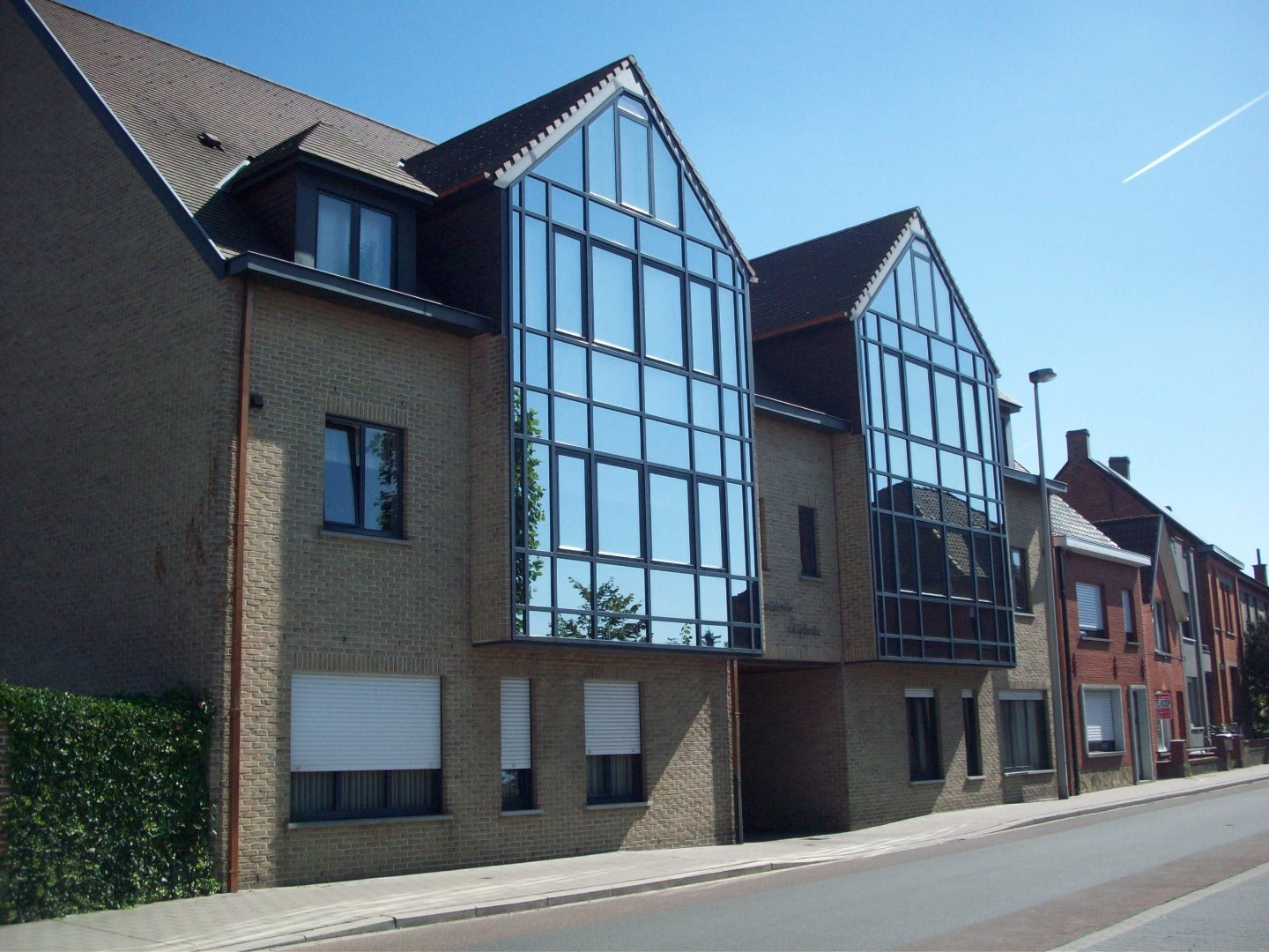 Opbrengsteigendom met 8 appartementen en 10 garages te koop in Zulte. 