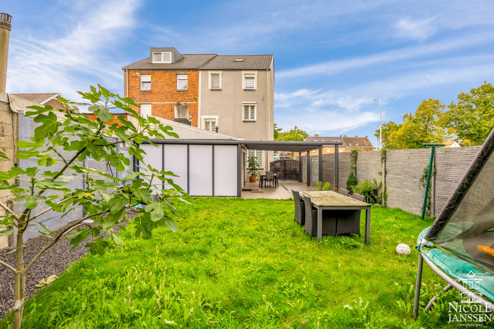 De woning is gelegen in een centrale buurt met alle voorzieningen binnen handbereik 