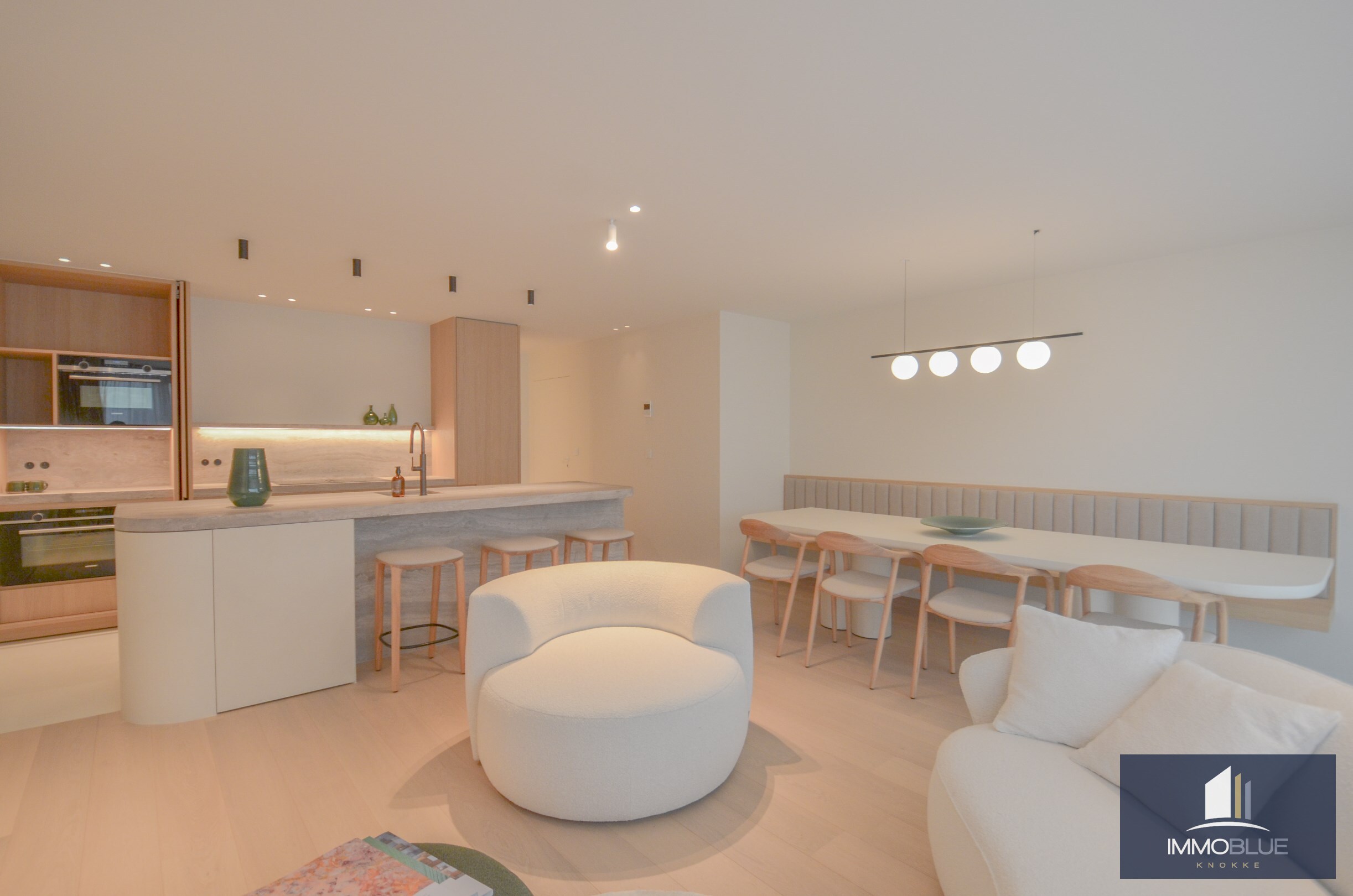 Volledig gerenoveerd appartement met een mooi zijdelings zeezicht gelegen nabij het Driehoeksplein. 