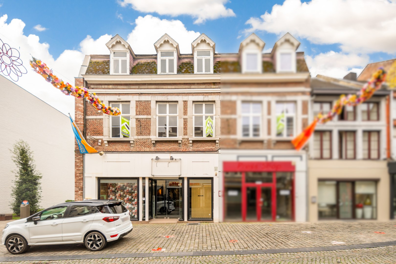 Authentiek gebouw met instapklare handelsruimte en te renoveren verdiepingen 
