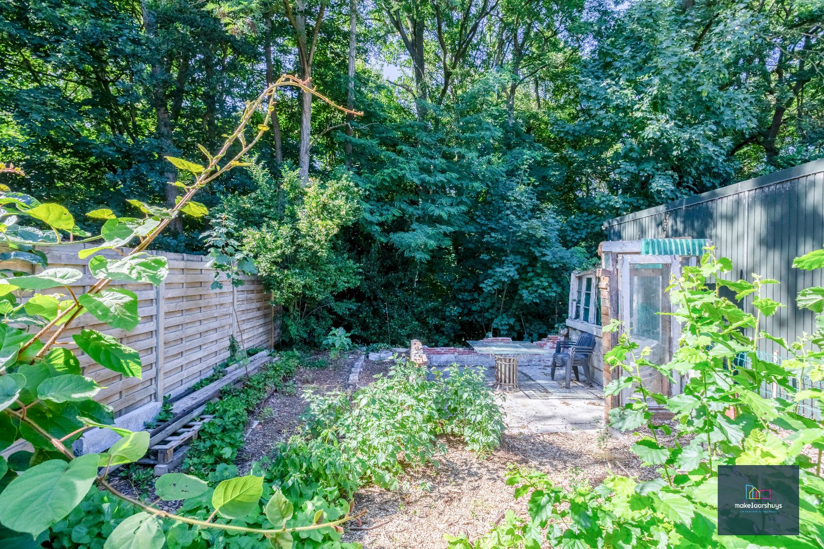 Residentieel gelegen  te renoveren halfopen bebouwing met tuin 
